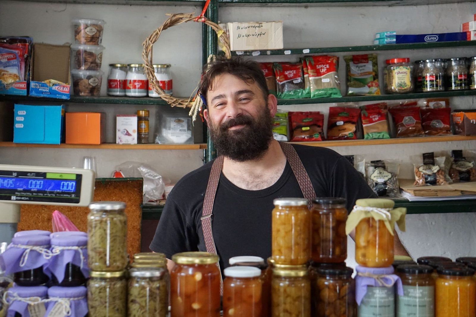 Comerciante organizando os próprios produtos na prateleira da loja
