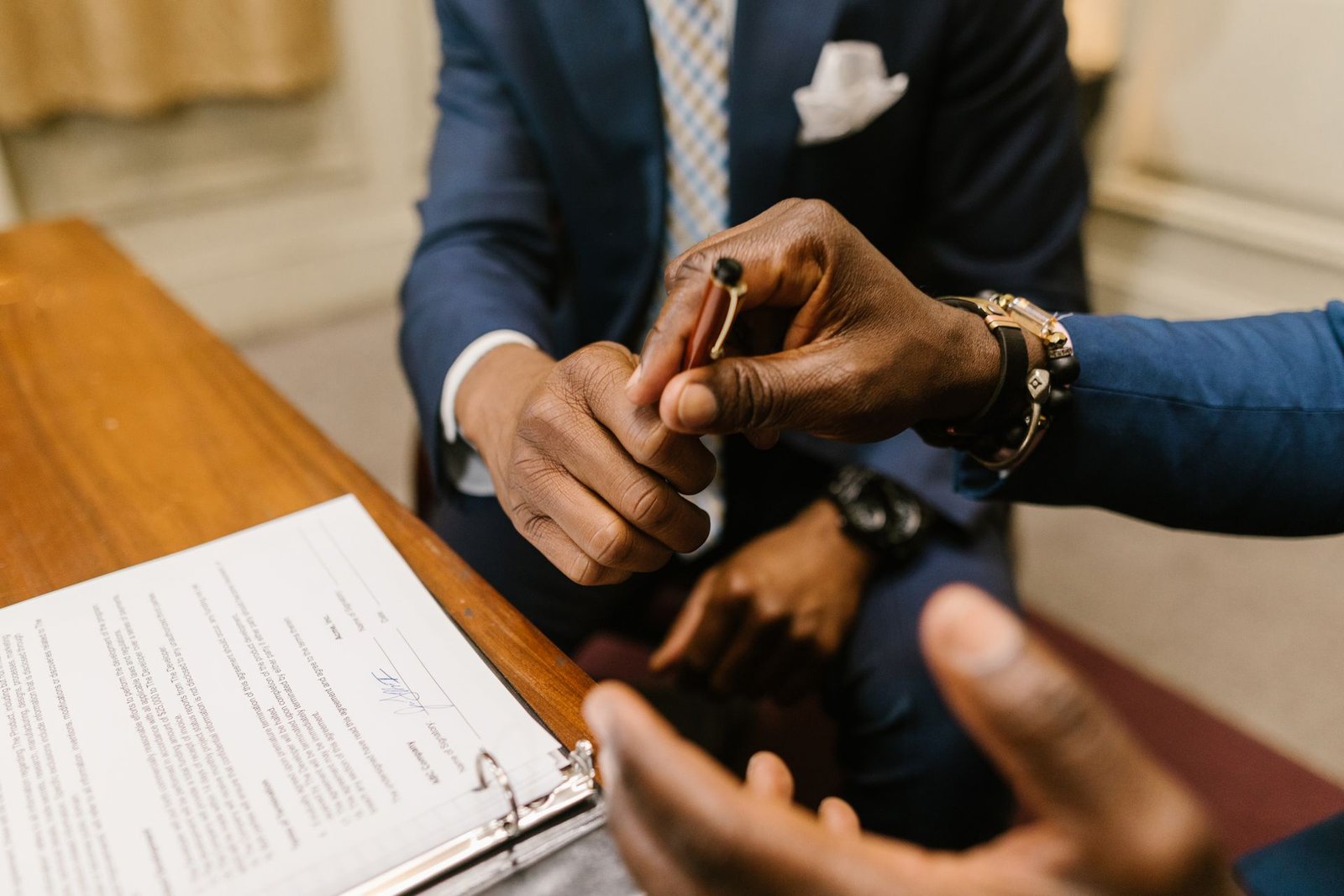 Dois empresários fechando um contrato com um aperto de mãos