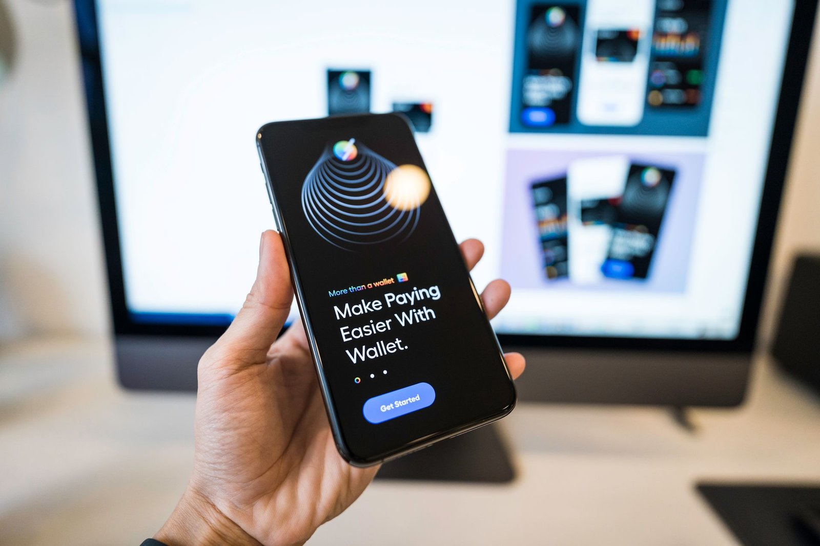 Mão segurando um celular com o aplicativo de carteira digital aberto