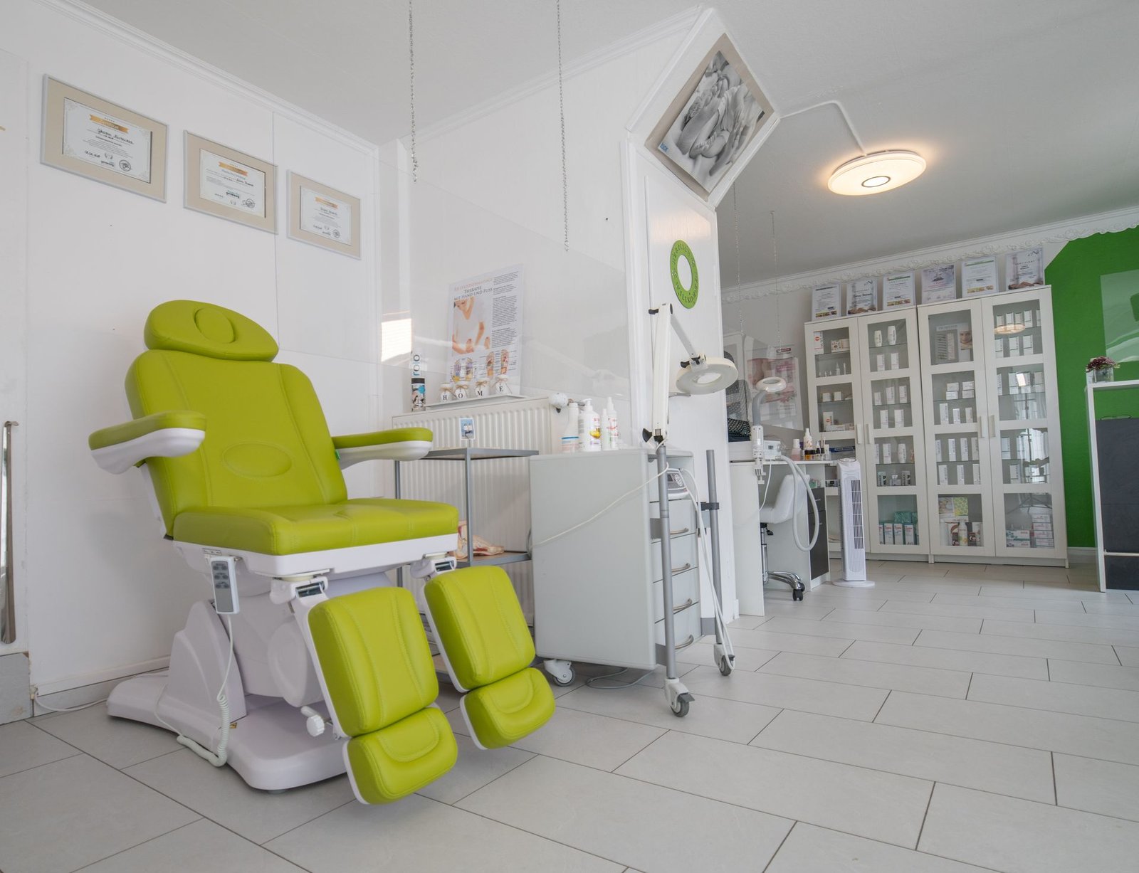 Sala de procedimentos de uma clínica moderna, com maca e equipamentos