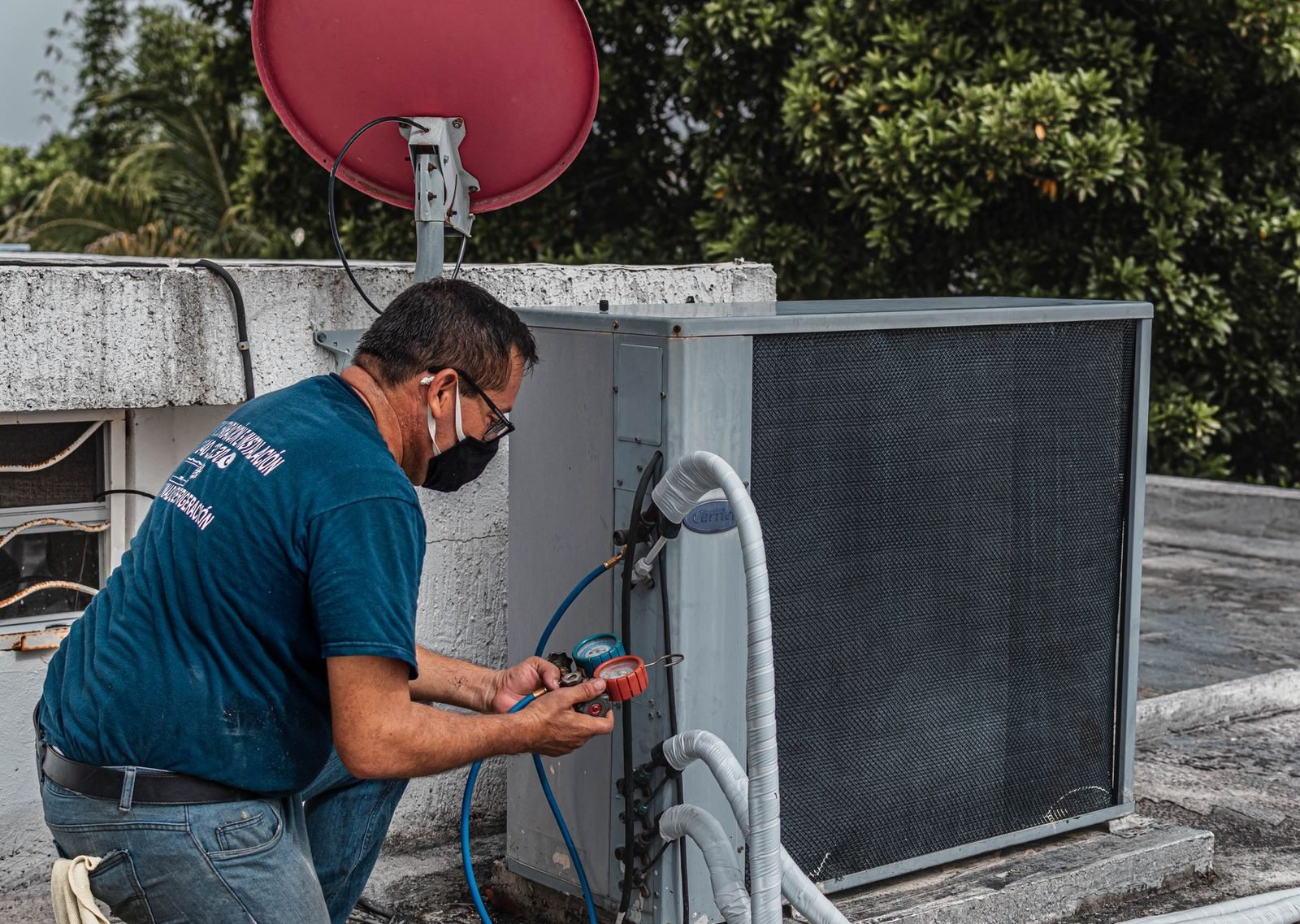 Técnico de refrigeração conferindo o funcionamento de um ar-condicionado