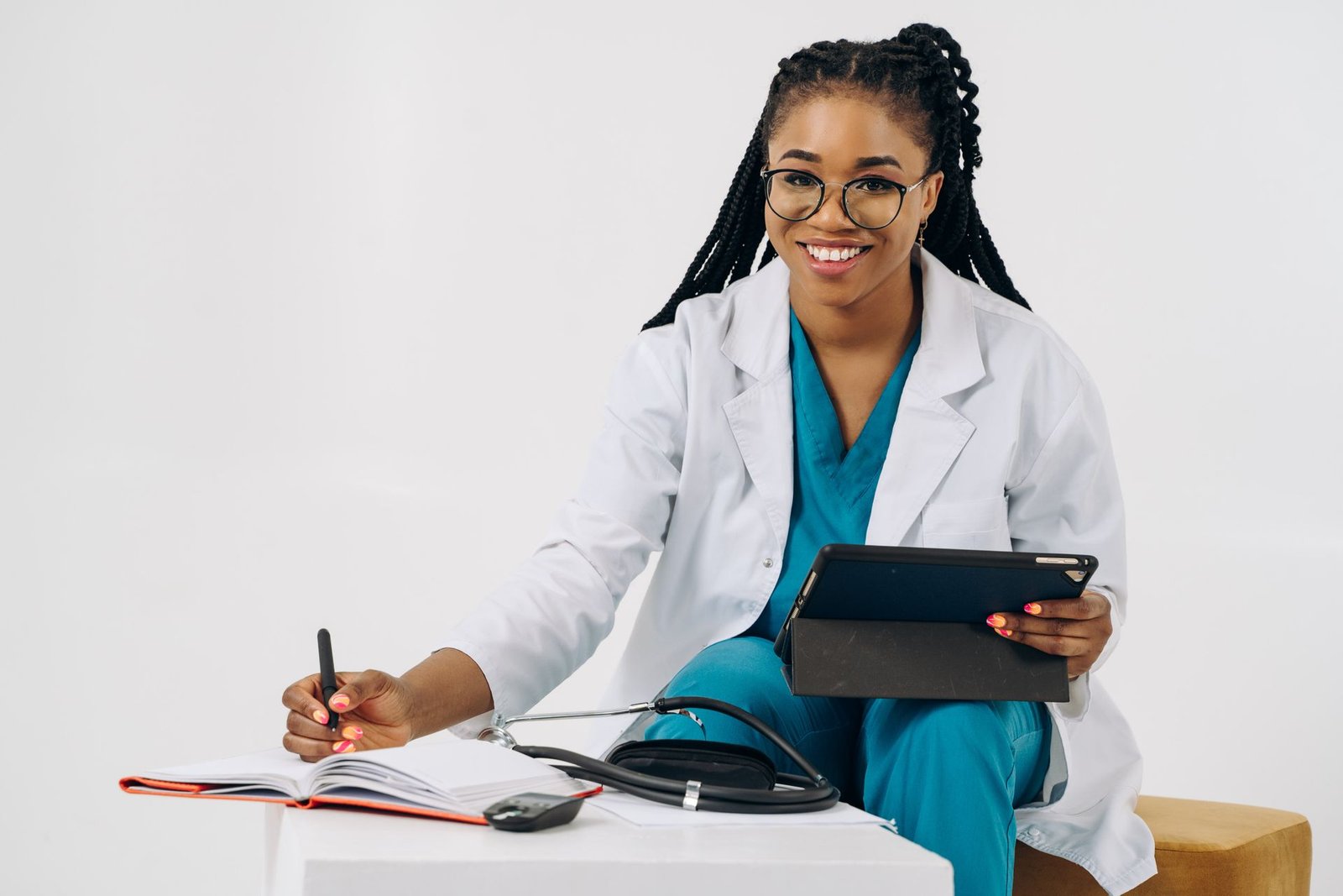 Médica anotando informações com o tablet na mão