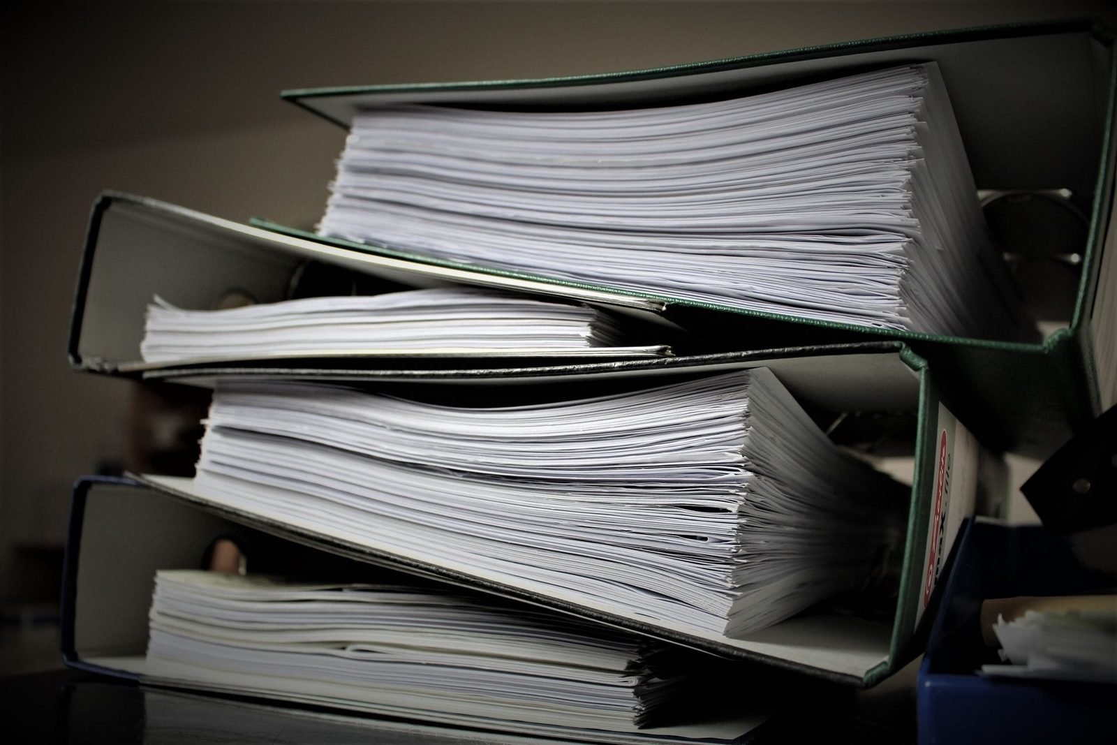 Pilha de pastas de arquivo com documentos contábeis