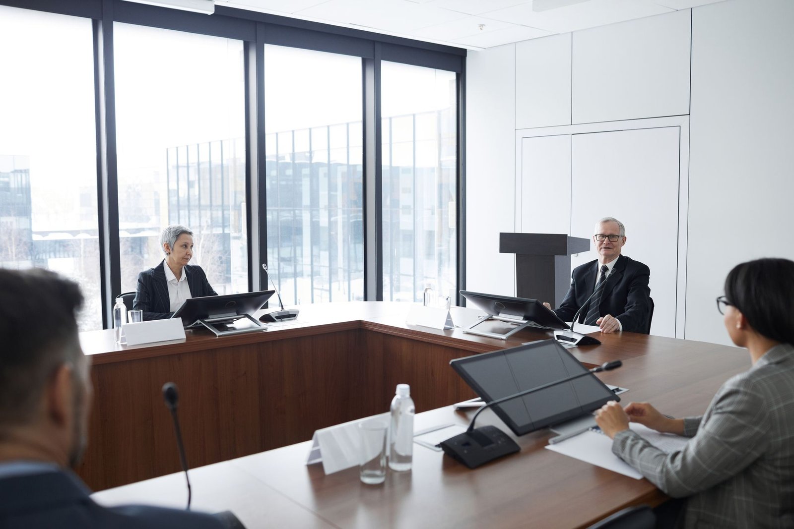 Reunião de sócios na sala de conselho analisando o resultado do exercício