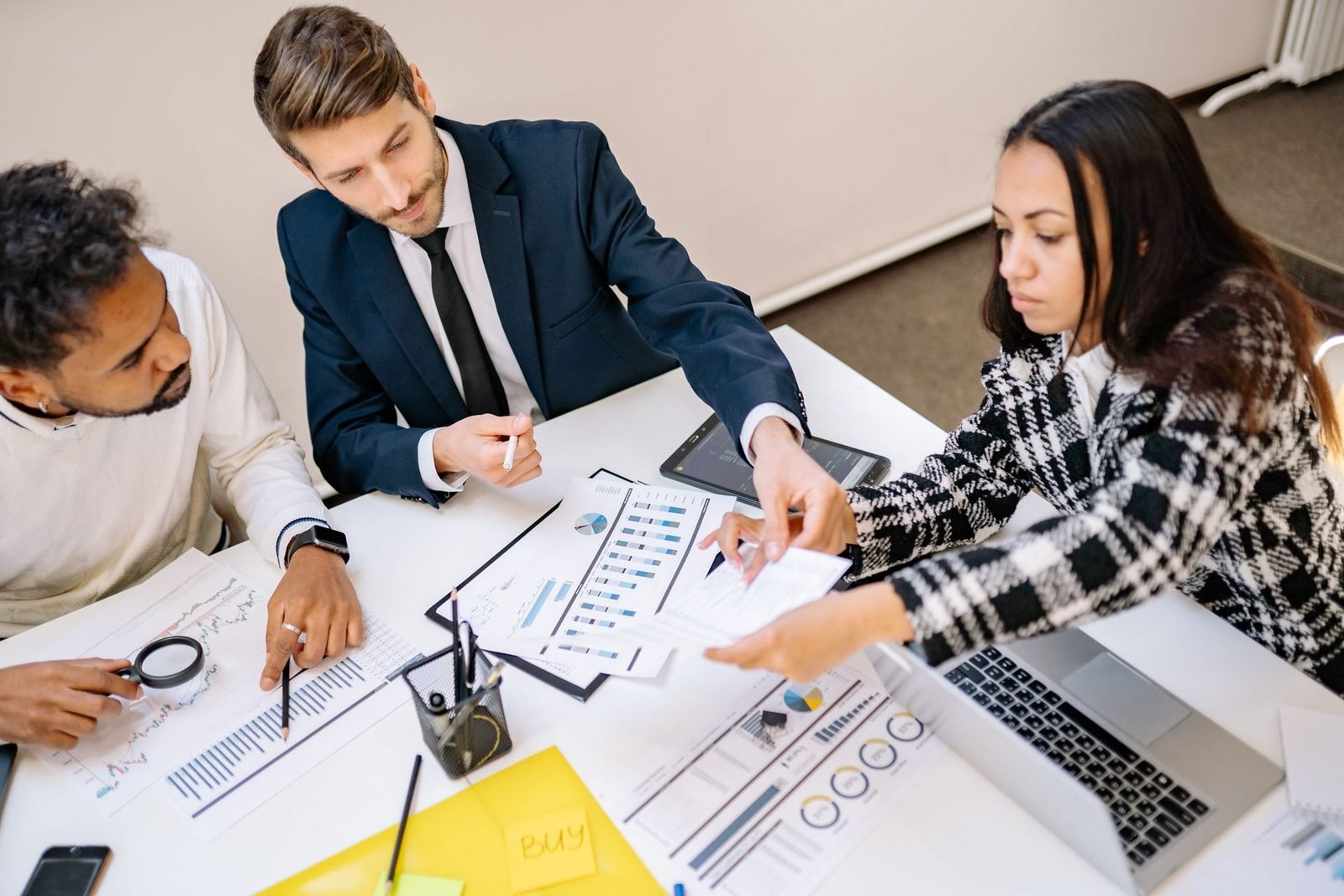 Equipe reunida analisando gráficos e relatórios de crescimento da empresa
