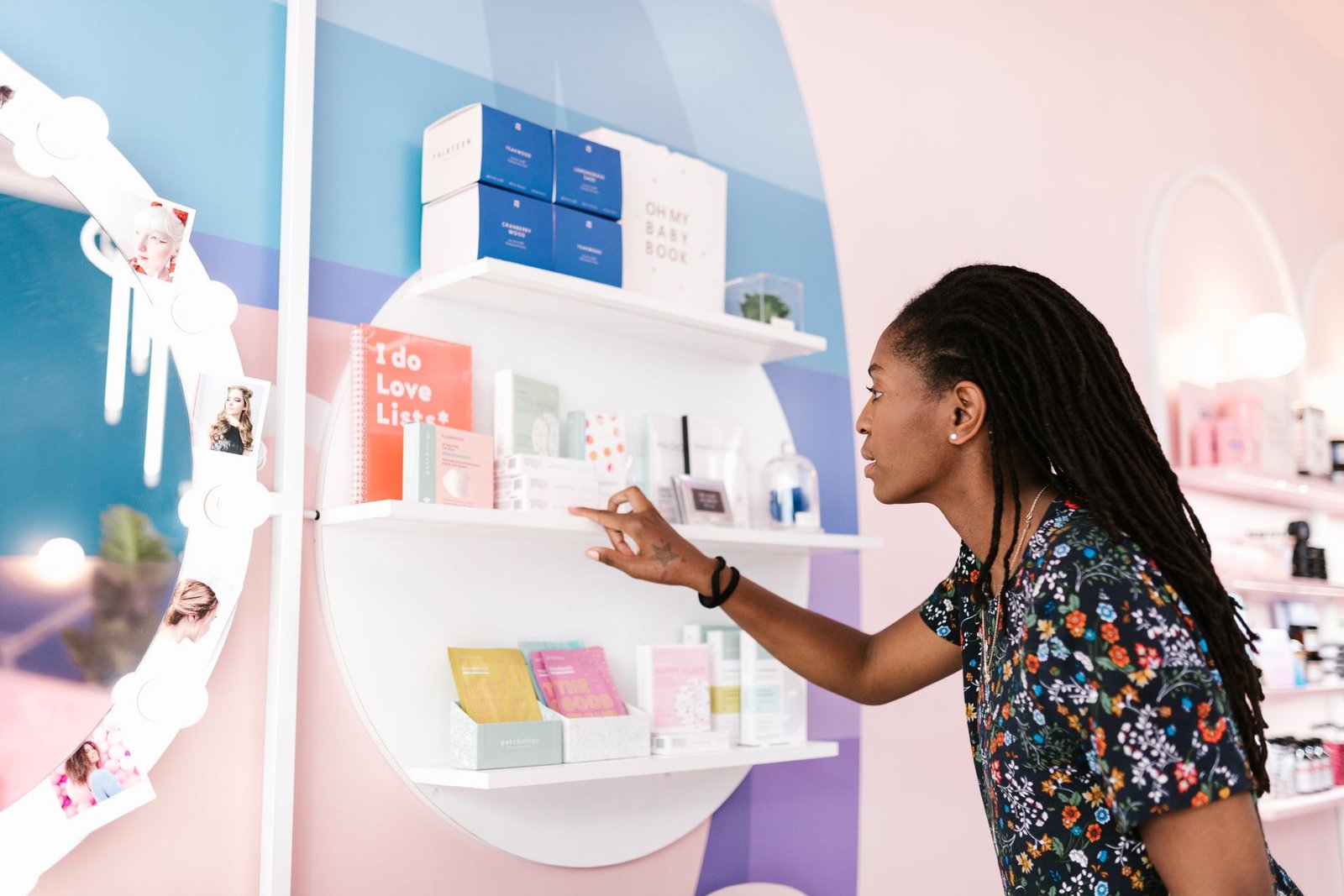 Cliente escolhendo produtos na prateleira de um salão de beleza